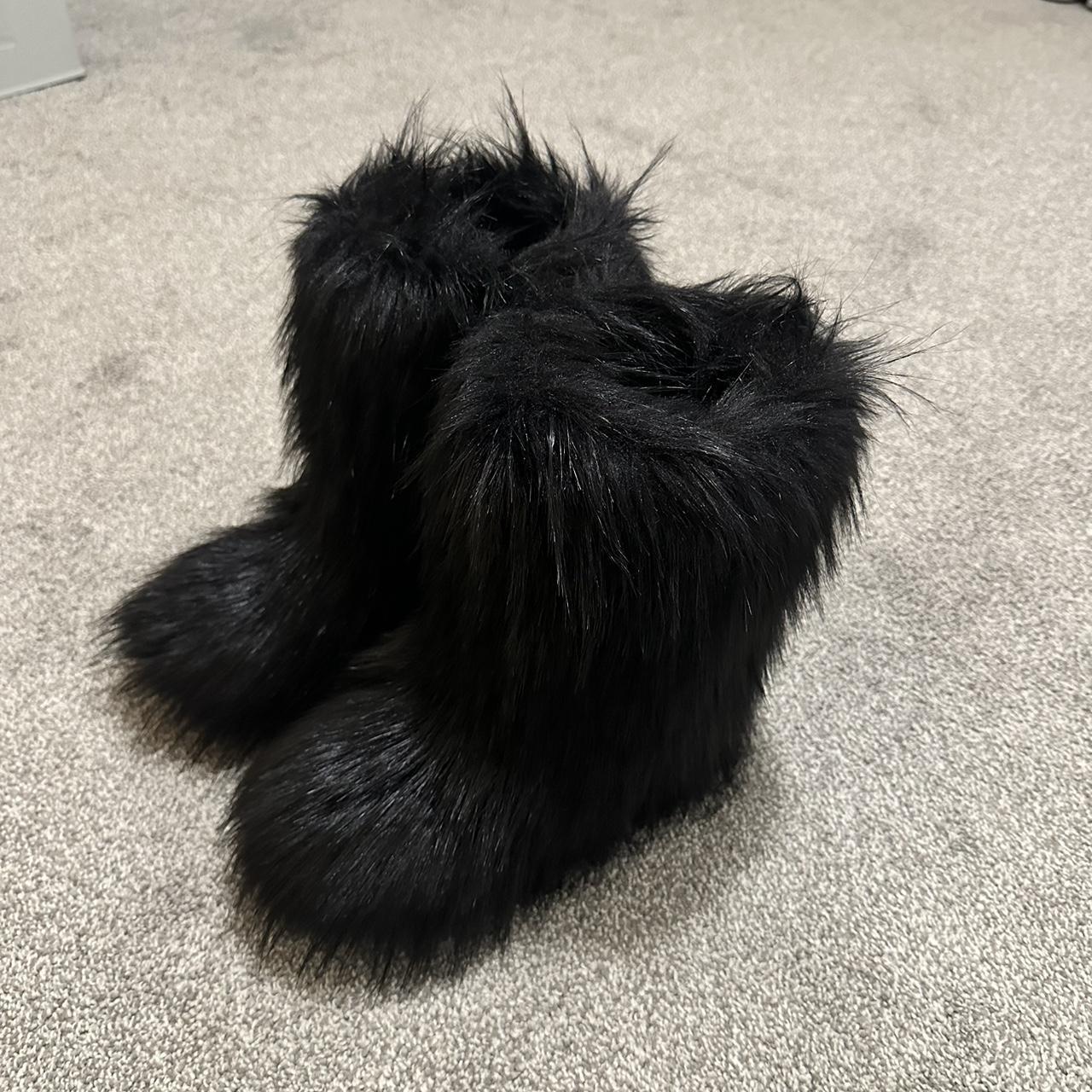 FUZZY BALCK BOOTS 🖤 size eur 38 worn once :) - Depop