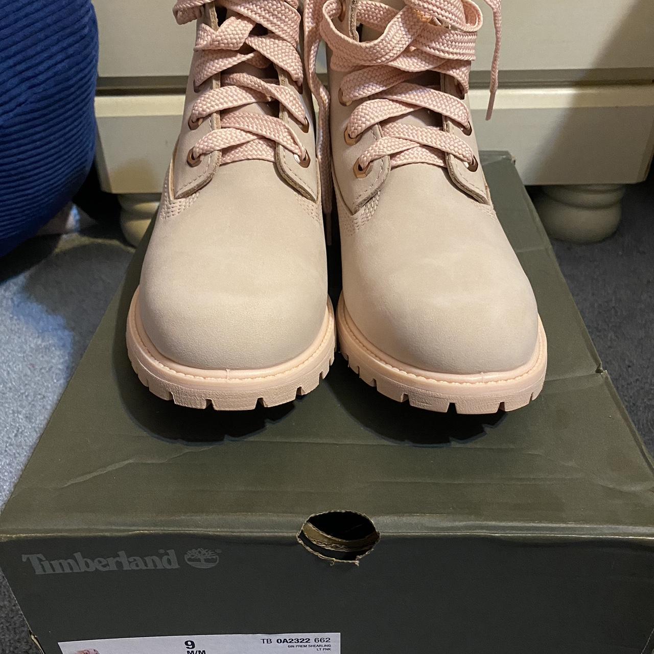 Baby pink discount timberlands with bow