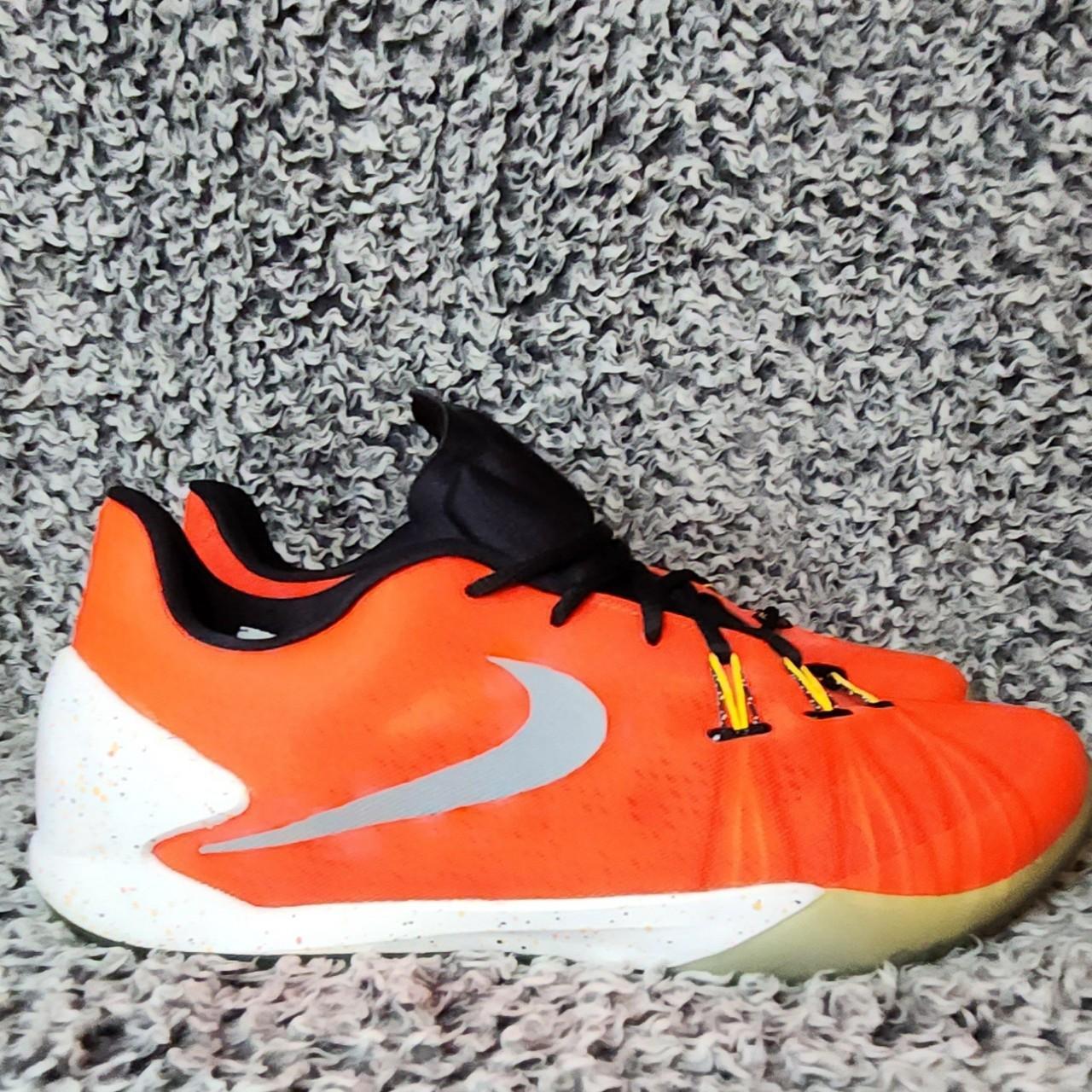 White and shop orange nike trainers