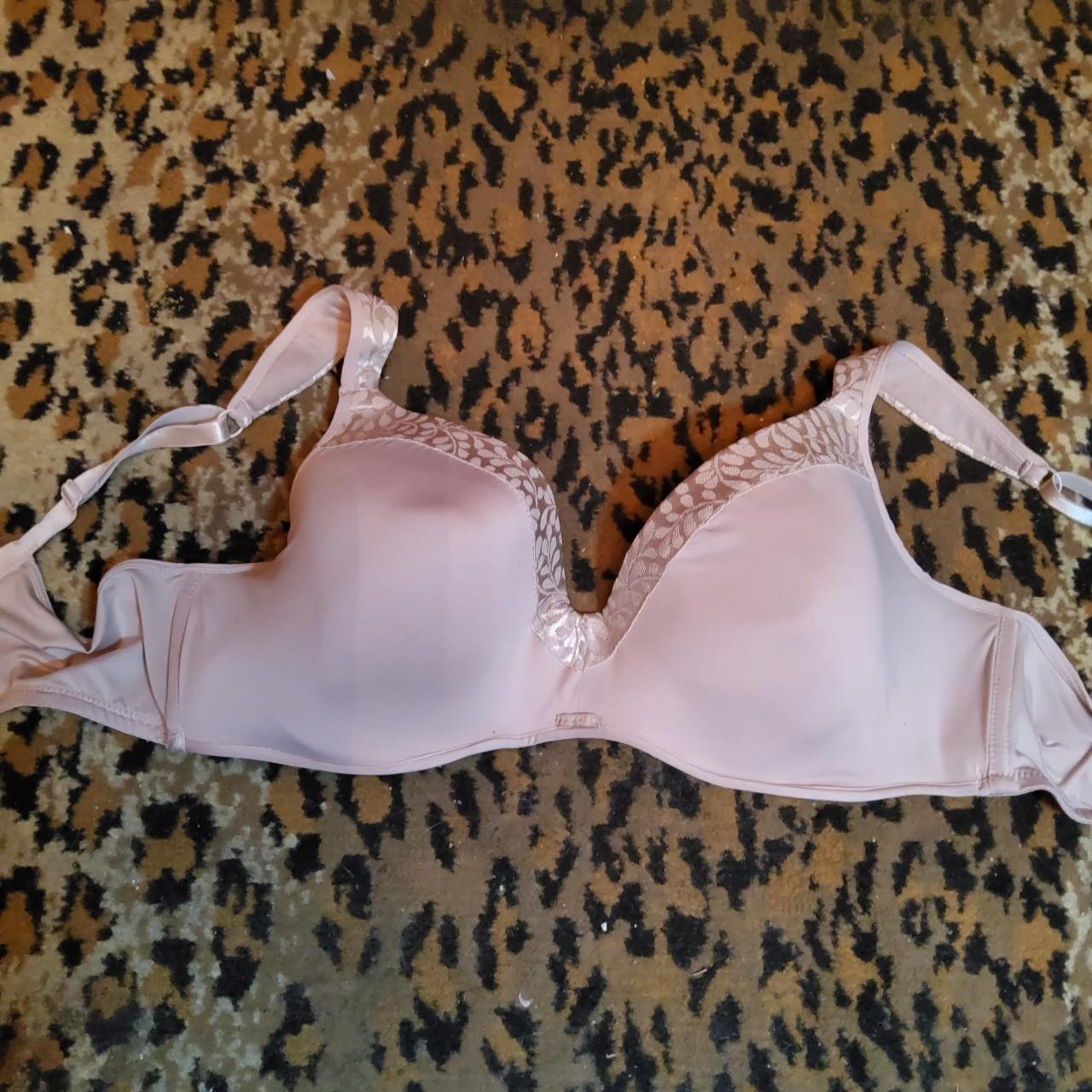 42D Real Izod Bra underwire 42D bra by Izod.... - Depop