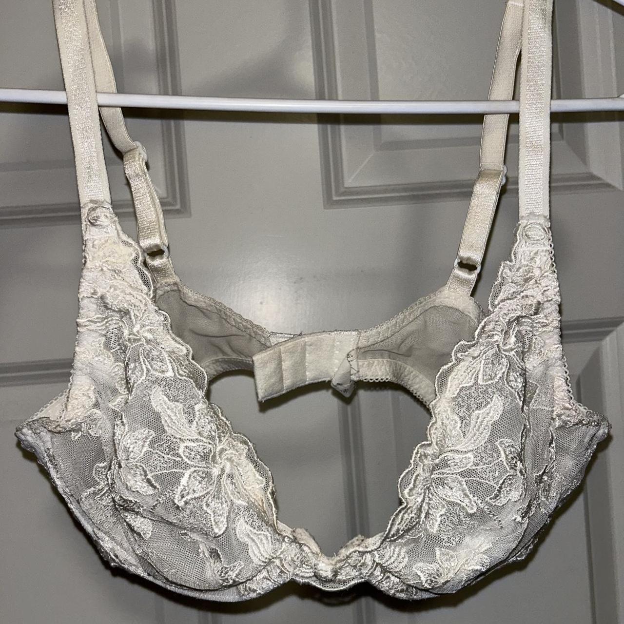 Vintage white lace bra 🩰 size fits 32A or B! - Depop