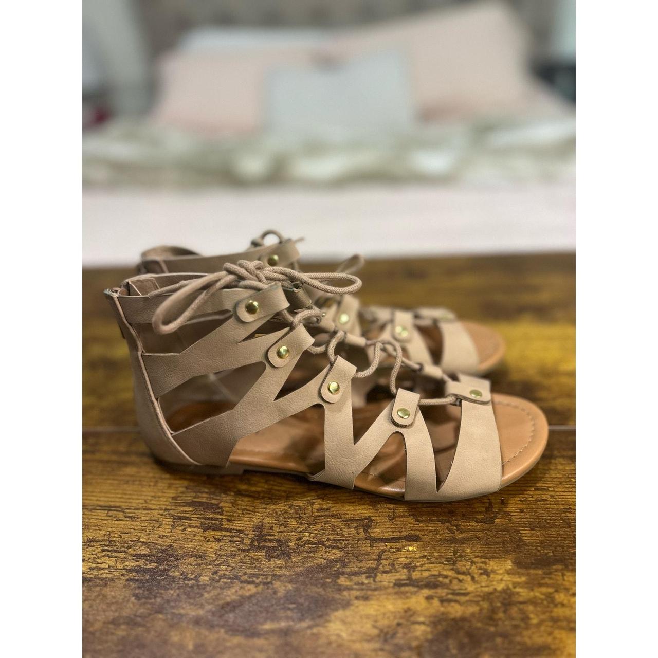 Soda sz 6.5 women taupe laced gladiator sandals