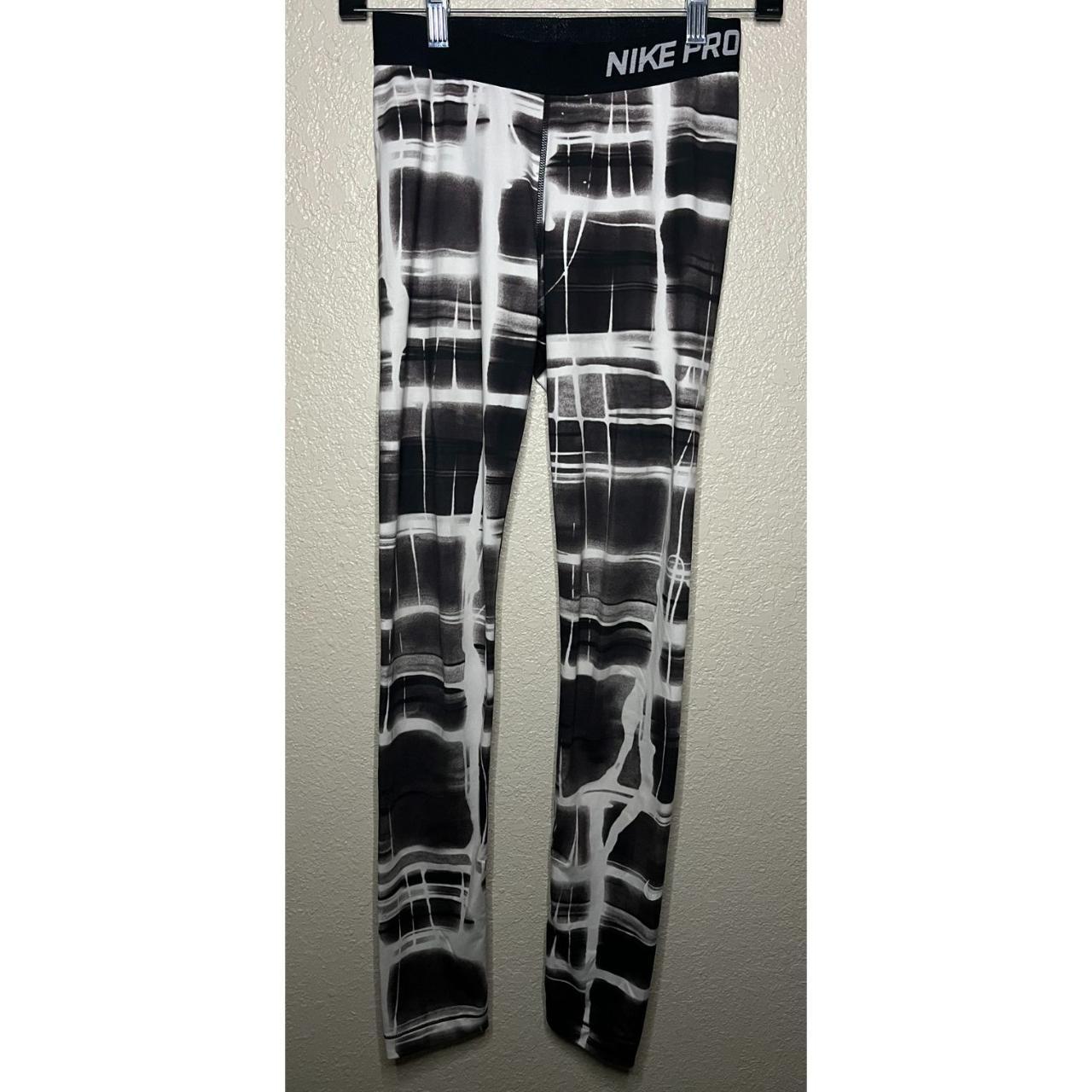 Nike Women's Black and White Leggings | Depop