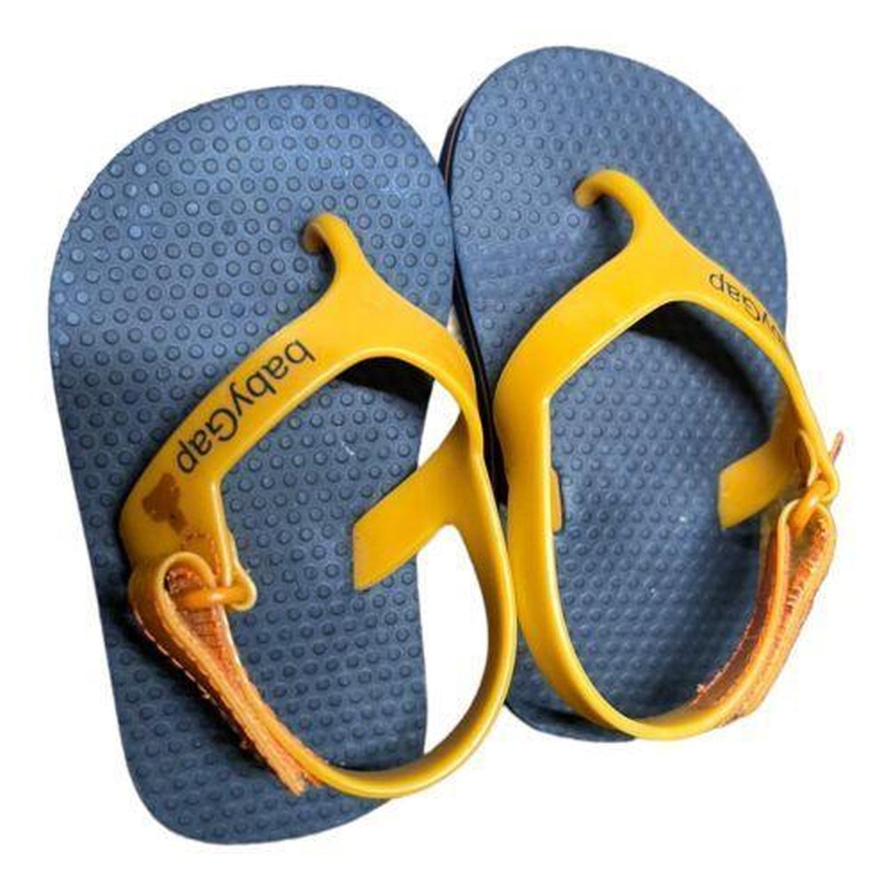 Baby gap 2024 flip flops