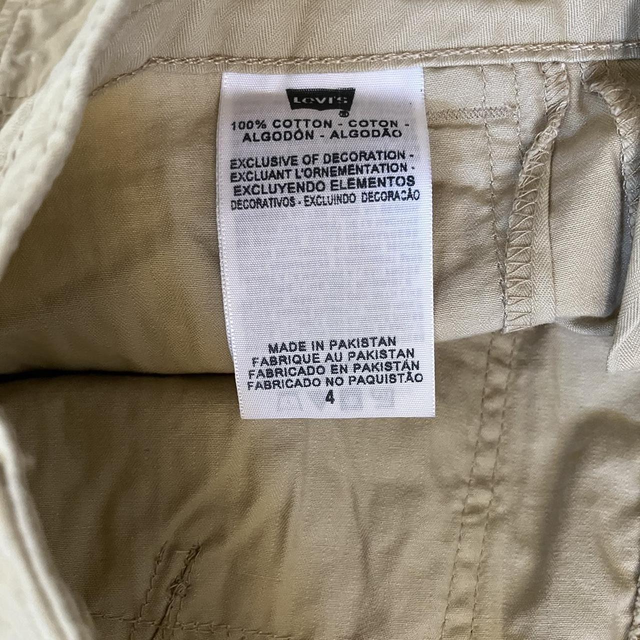 Vintage beige Levi’s cargo shorts size 4 - Depop