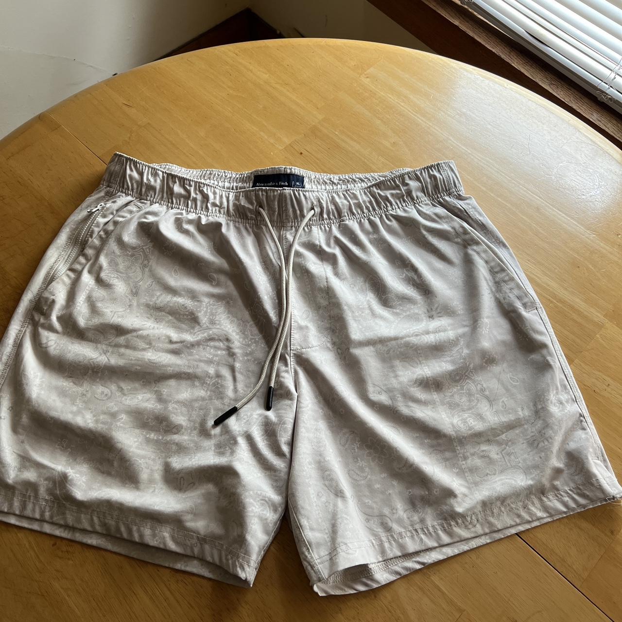 Abercrombie & Fitch Men's White and Cream Shorts | Depop