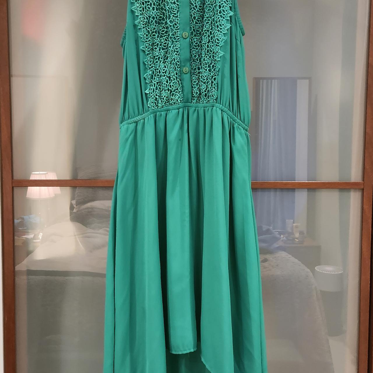 Semiformal green dress with lace appliqué details.... - Depop