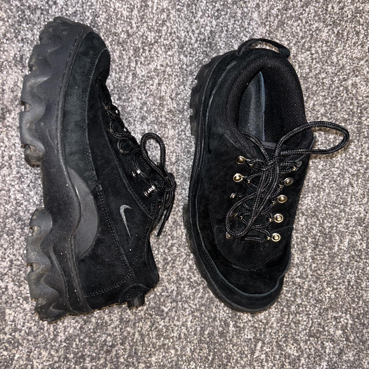 nike lahar low black on feet