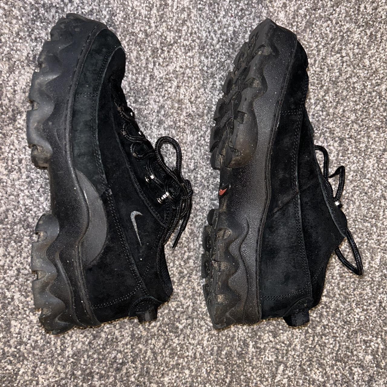 nike lahar low triple black