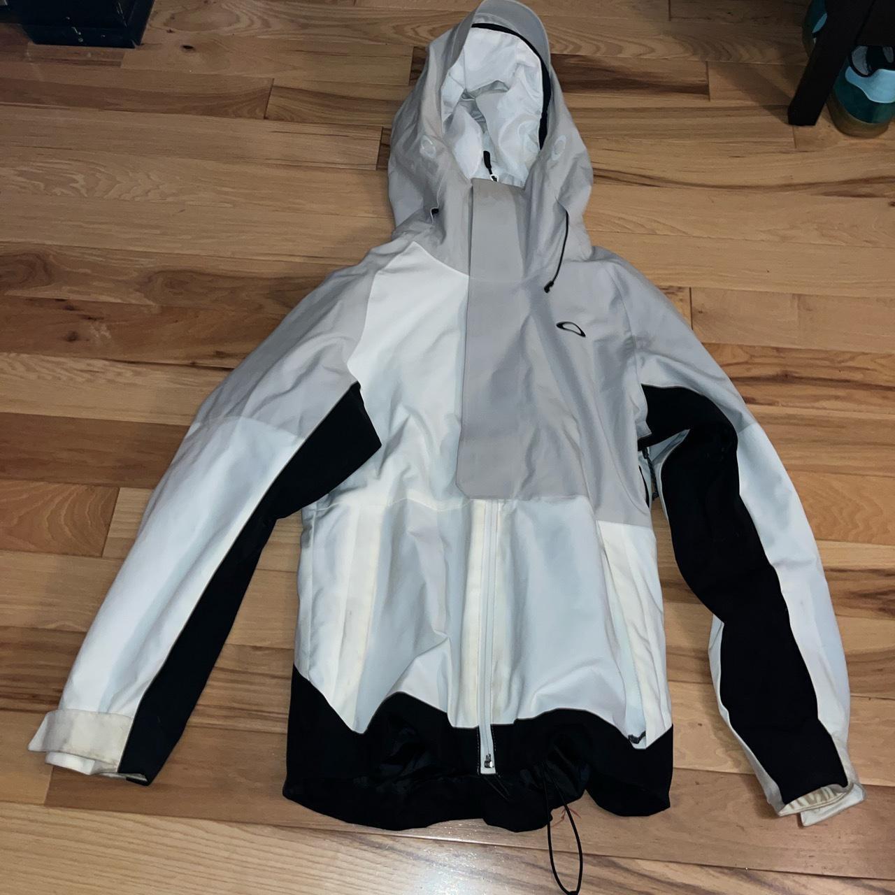 white oakley jacket mens size:xs fits like a small... - Depop