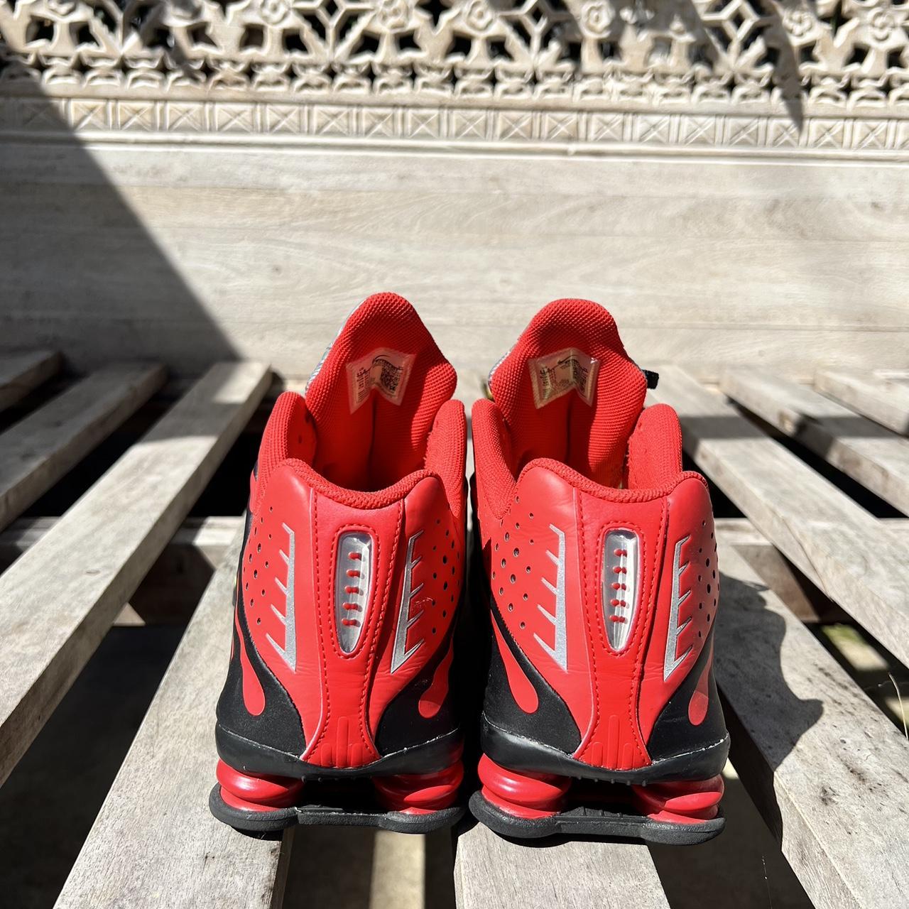 Nike shox 2024 r4 red