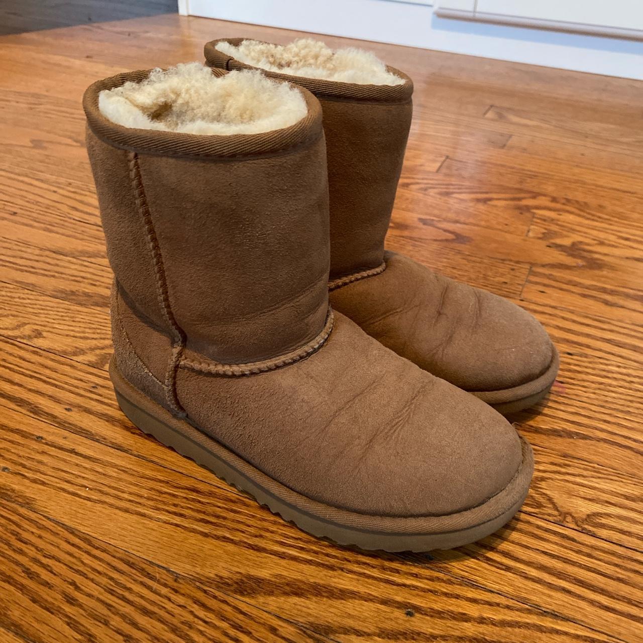 very worn classic 2 uggs SIZE 3 usa - Depop