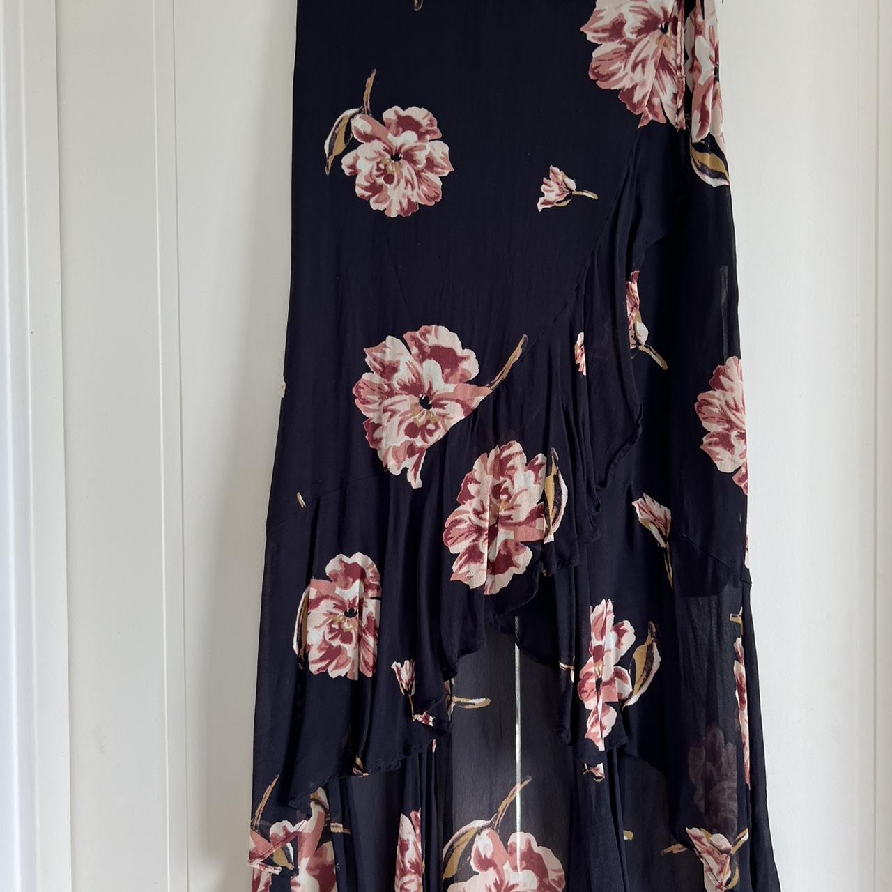 Witchery floral skirt - Depop