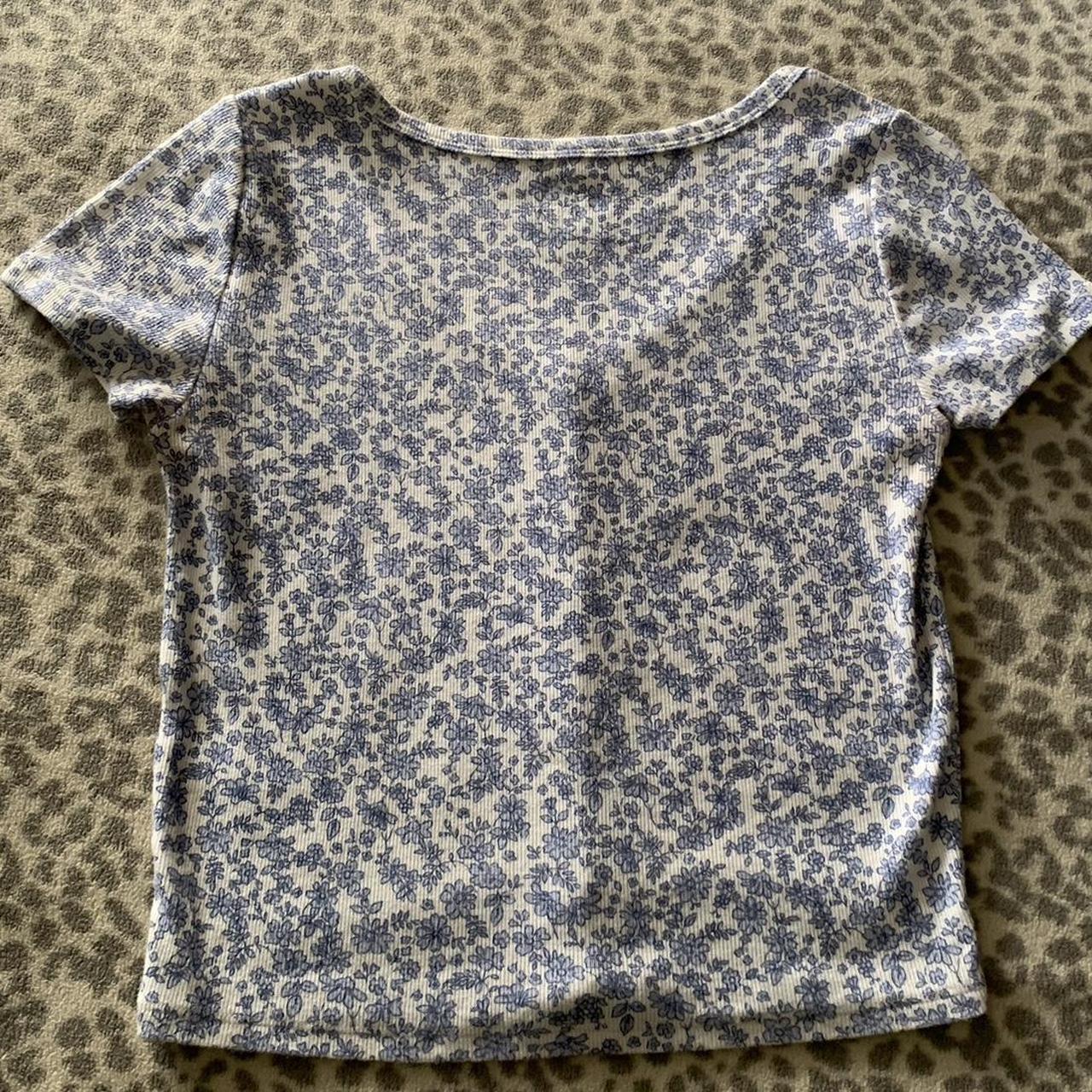 super cute blue and white baby tee from hollister! -... - Depop