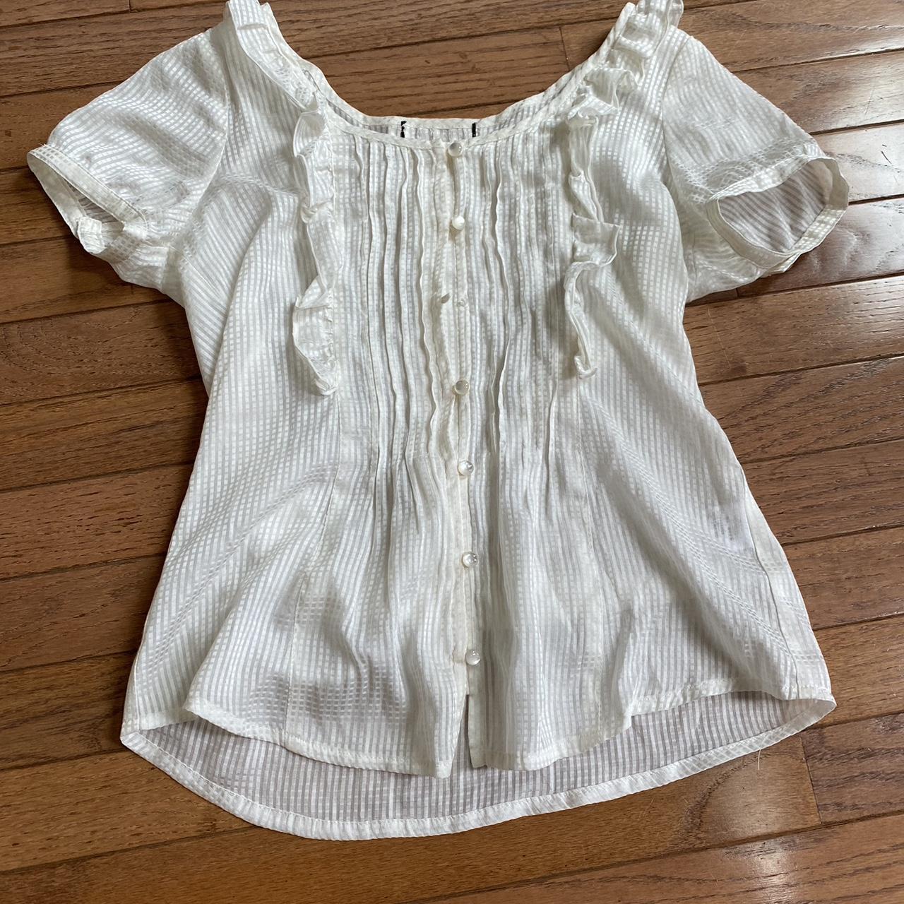 💗super cute light cream / white blouse. Thrifted in... - Depop