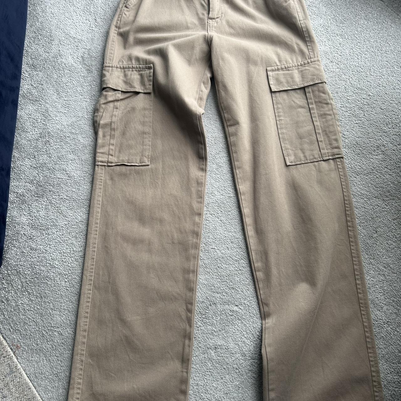 stradivarius cargos beige