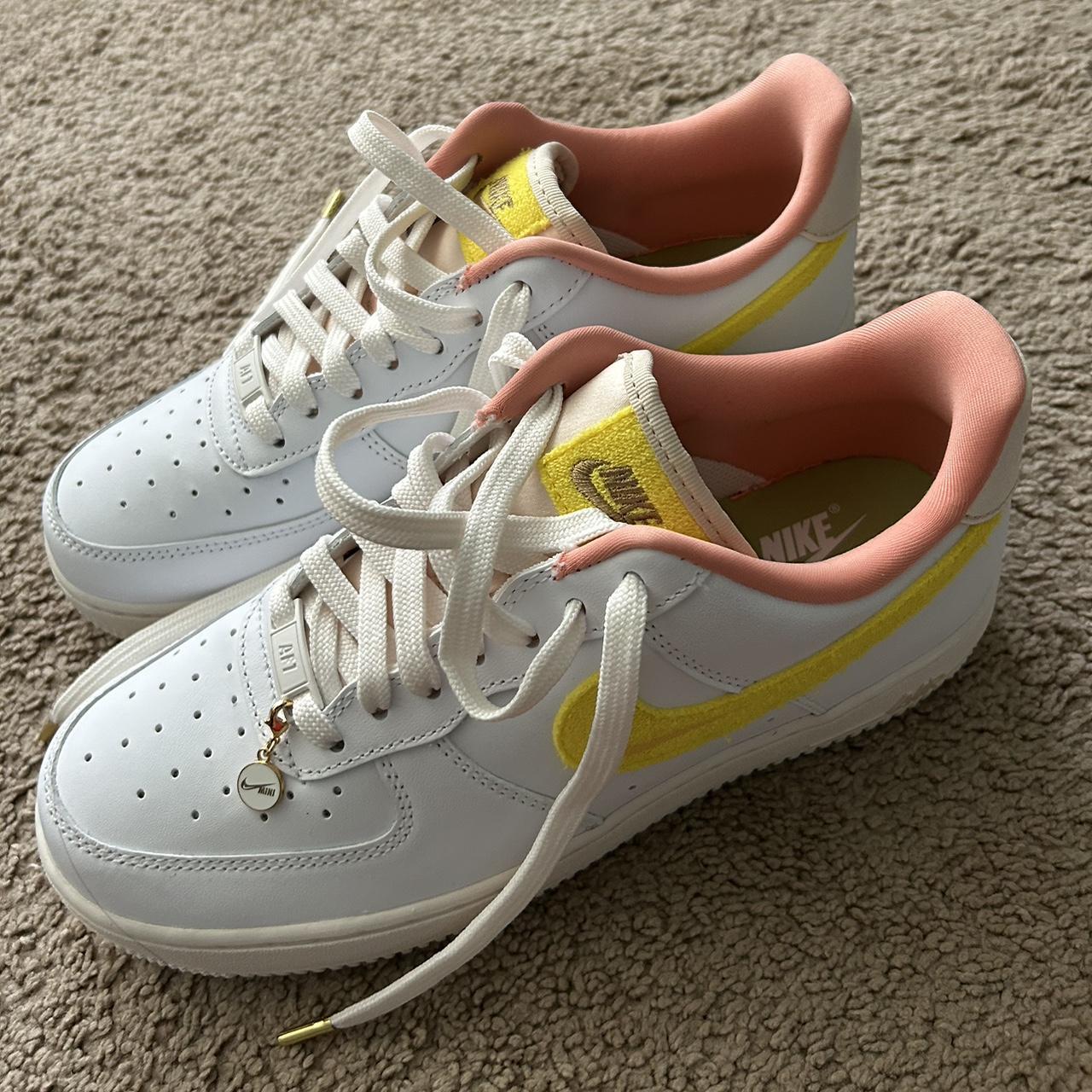 Nike air force 1 womens white hot sale and yellow