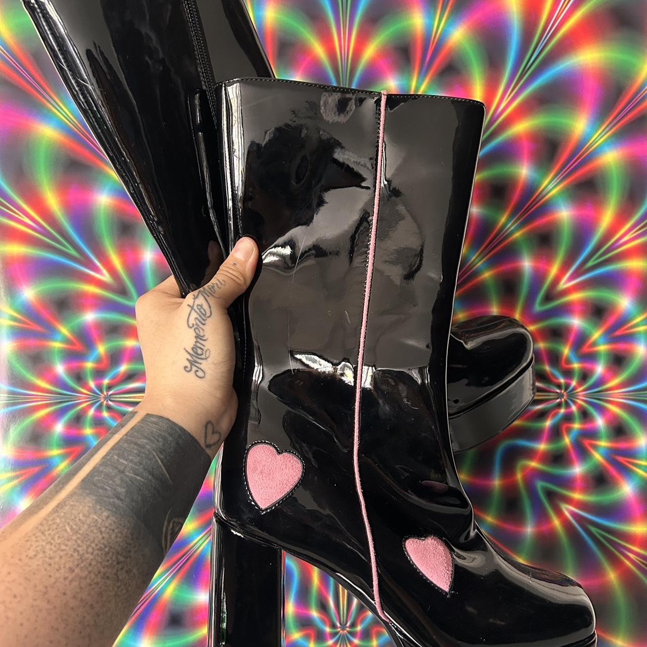 lamoda dolls kill black boots with pink