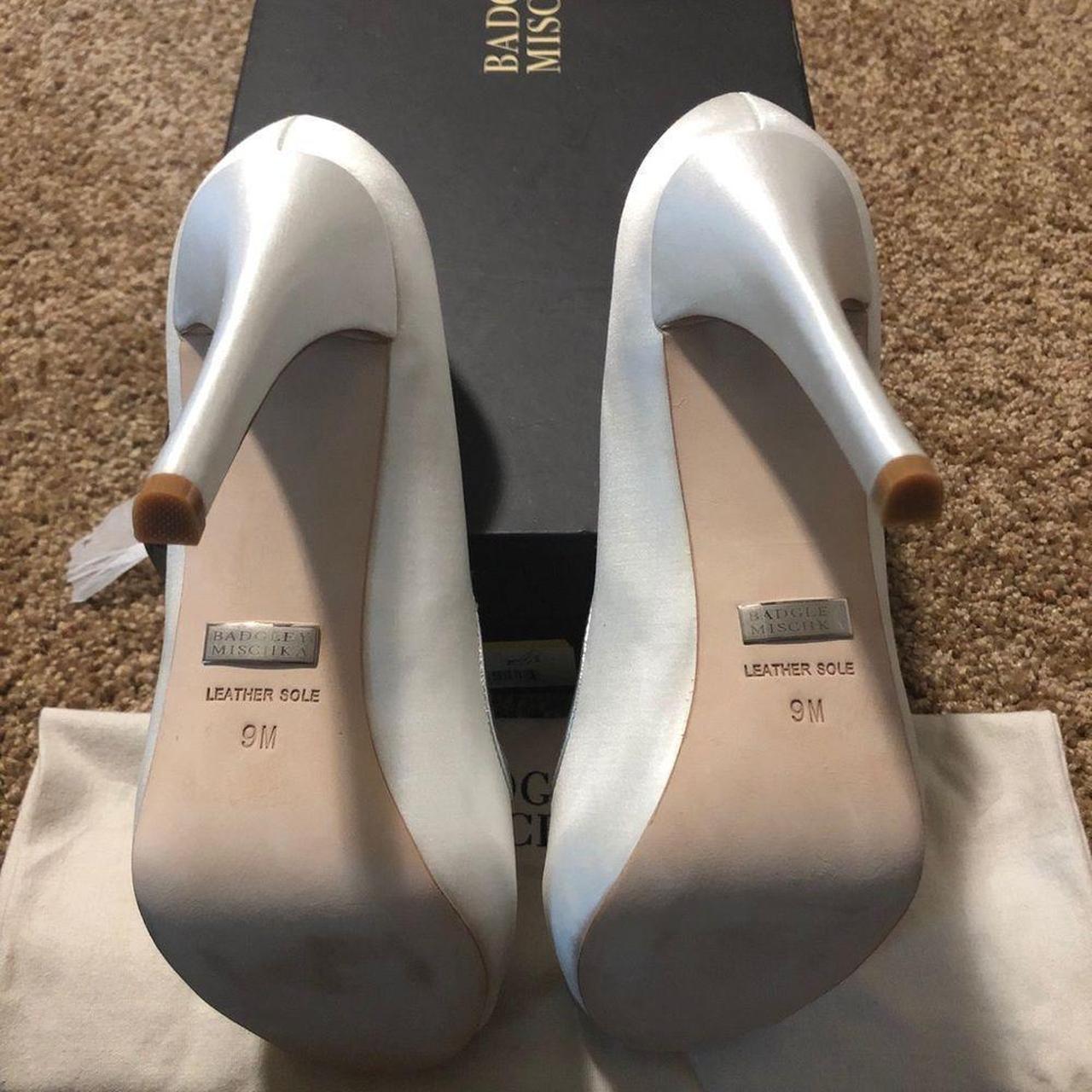 Badgley Mischka Formslag deals Ivory Satin Pumps