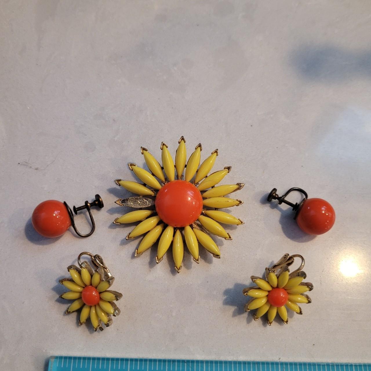 Set of 2 vintage Pins - set of 2 vintage pins, - Depop