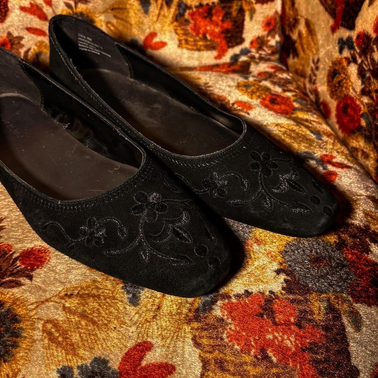 Laura Ashley embroidered flats 🐈‍⬛ Depop
