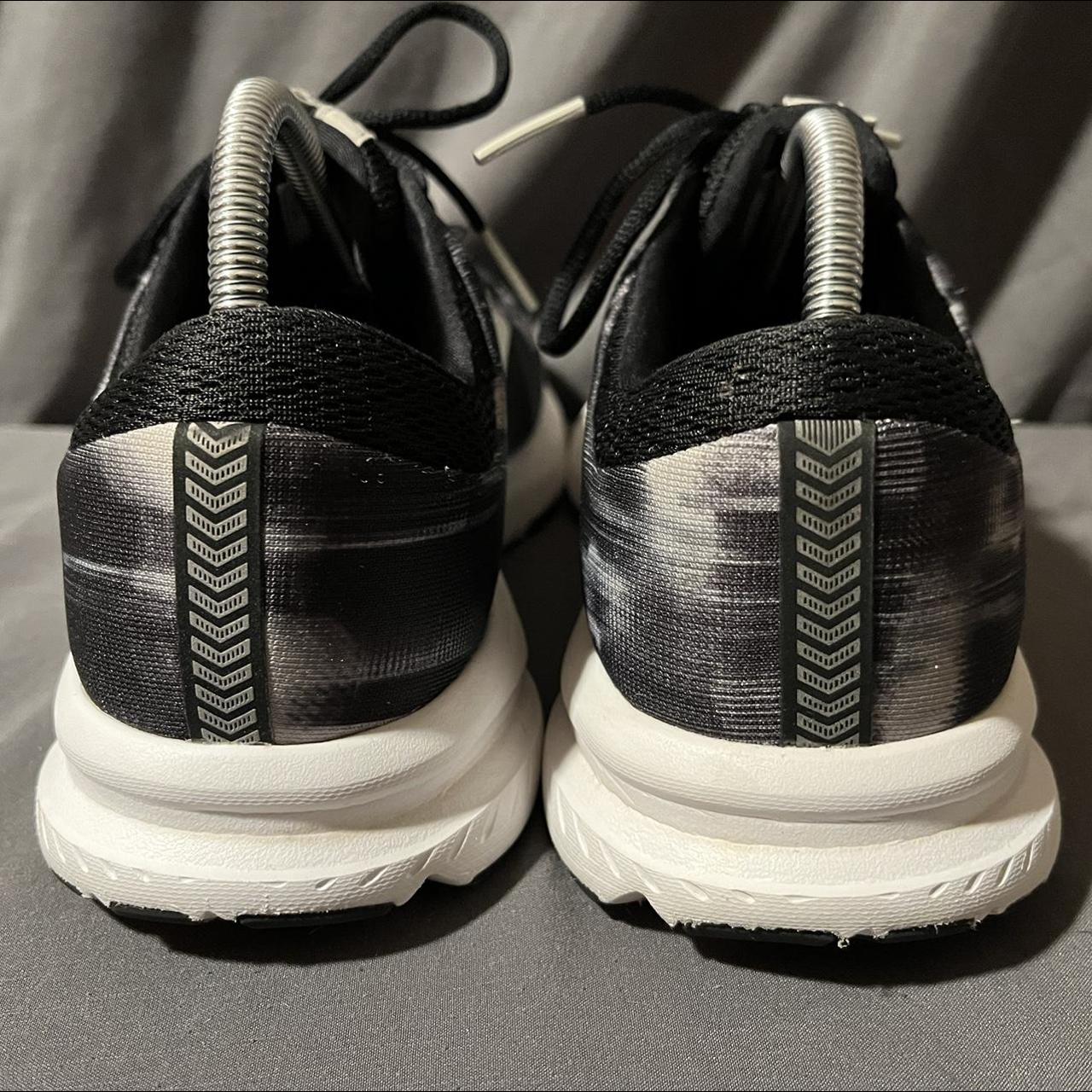 Brooks Women's Black and Grey Trainers | Depop