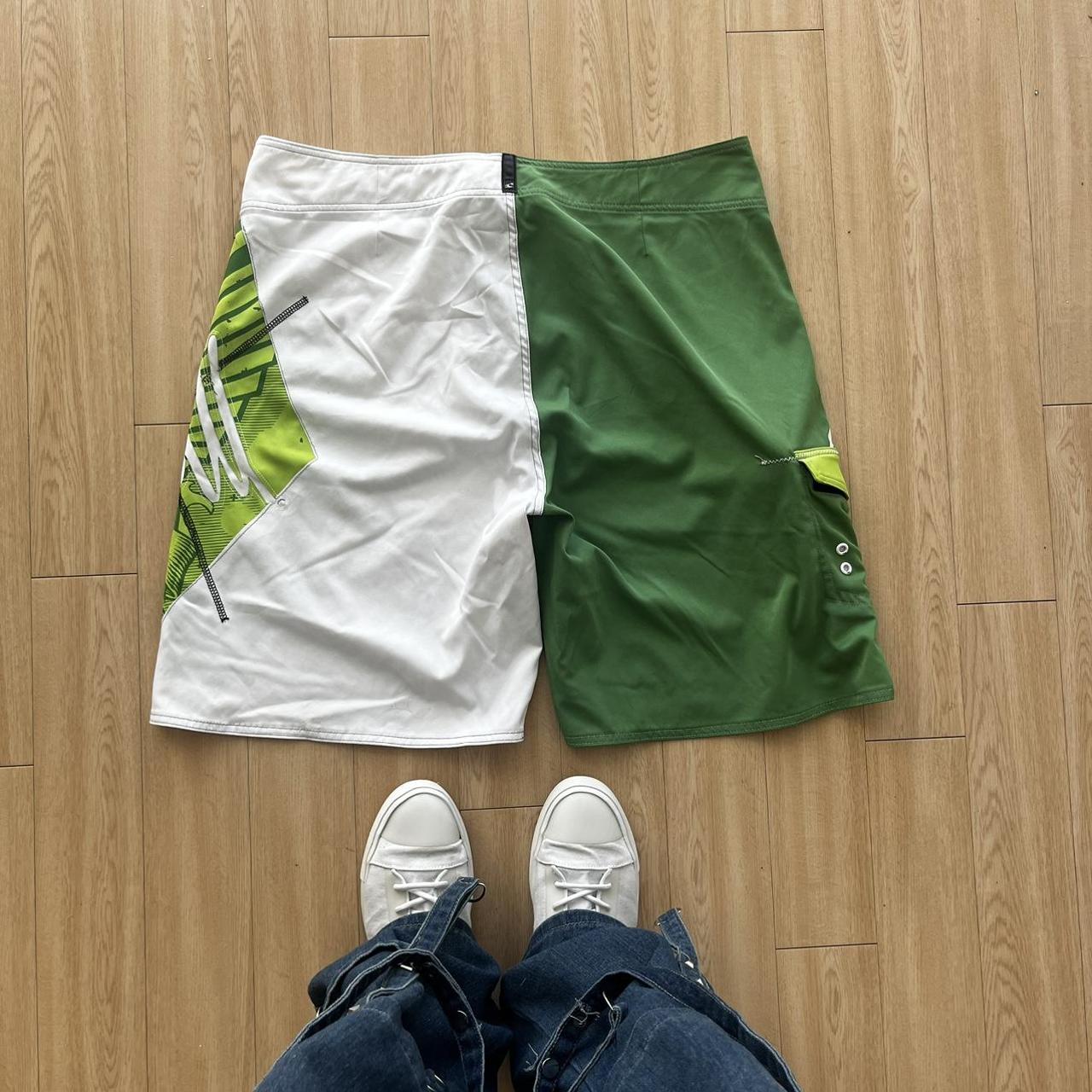 O'Neill Men's Green Shorts (2)