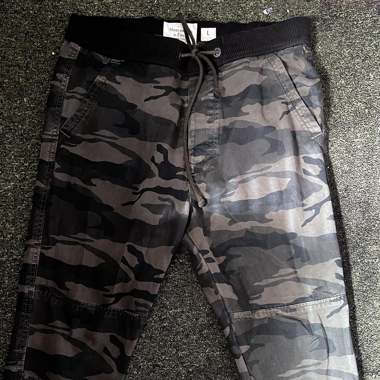 Abercrombie and Fitch Men s camo joggers no stains