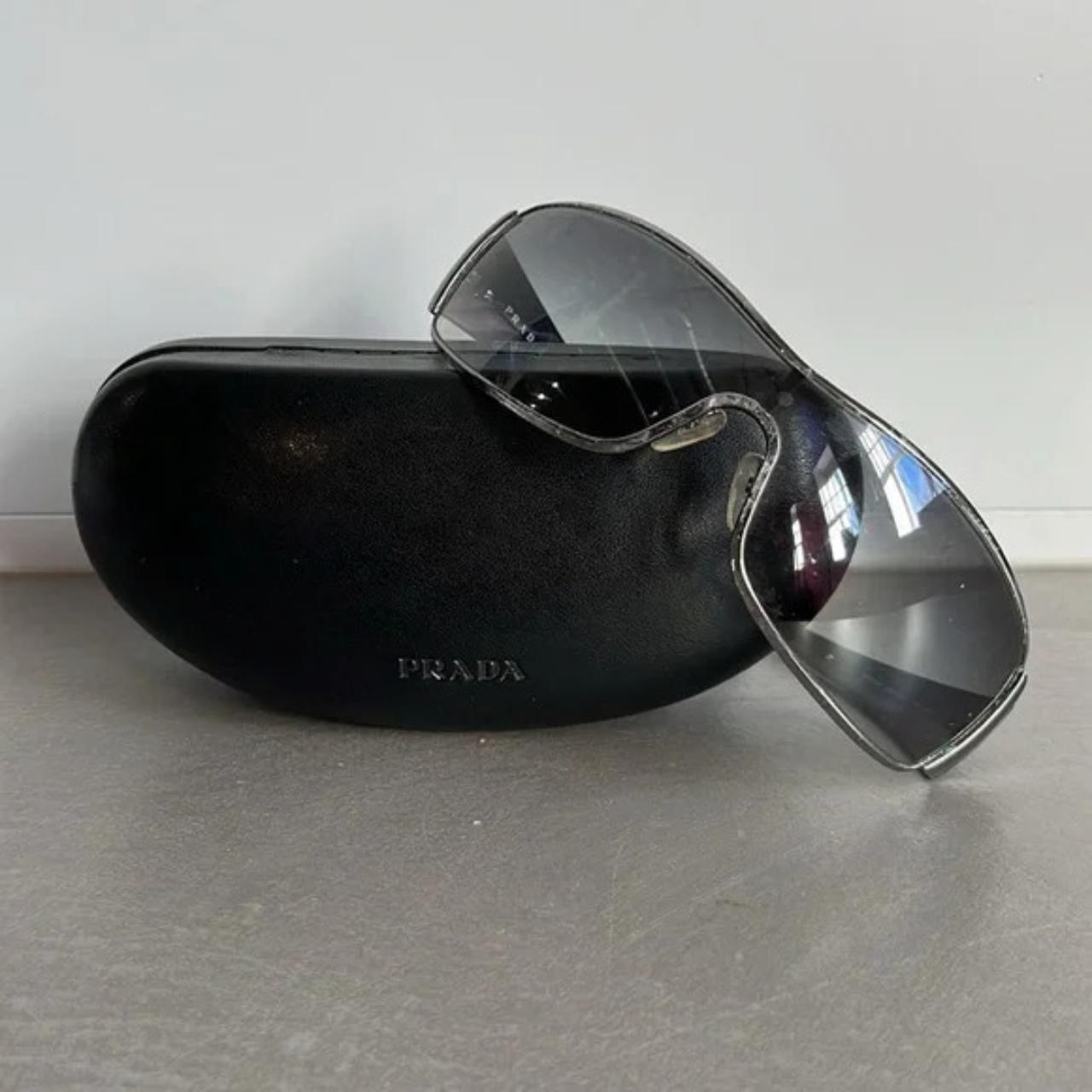 These SPR53H sunglasses from Prada are made with a