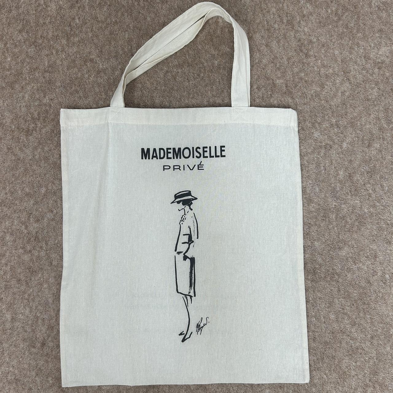 Lot - CHANEL 2015 Tote bag Toile imprimée Créé à l'occasion de l'exposition  Mademoiselle Privé à la Saatchi Gallery à Londres - Catalog# 735984  Chanel Vintage Online