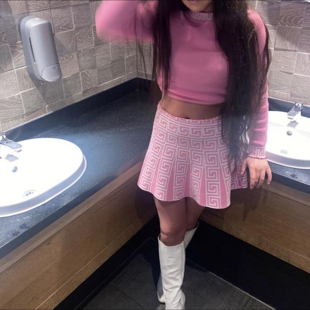 Pink and white set work once for a few hours won’t... Depop