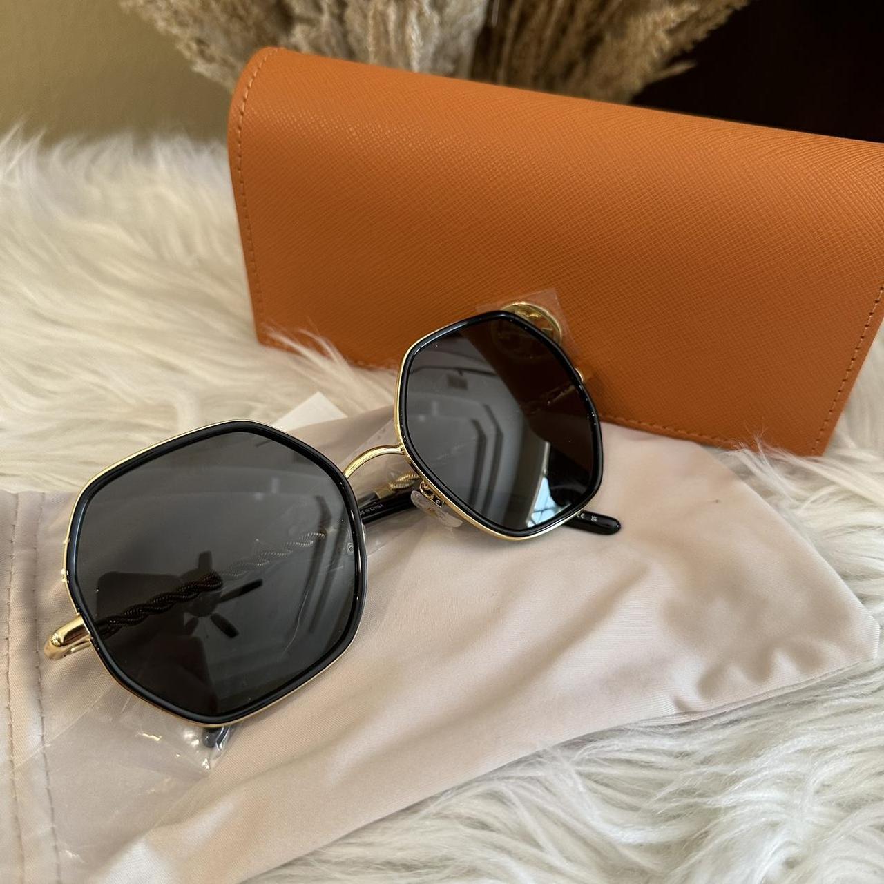 Tory burch black 2024 and gold sunglasses