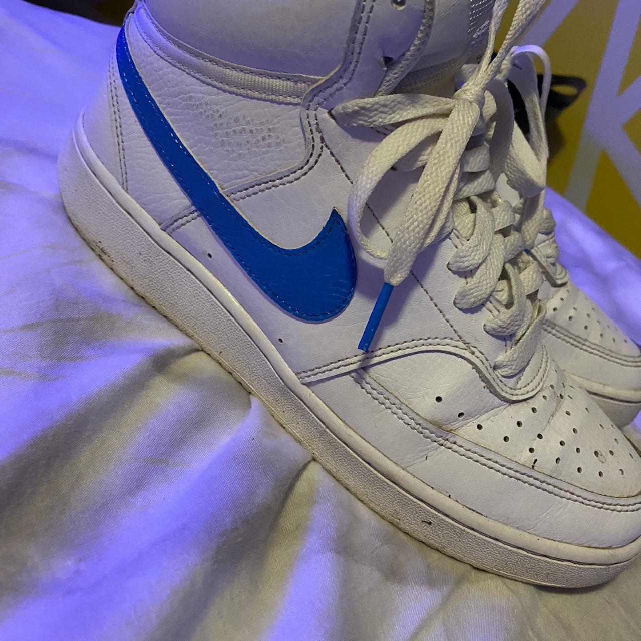 Nike Women's White and Blue Trainers | Depop