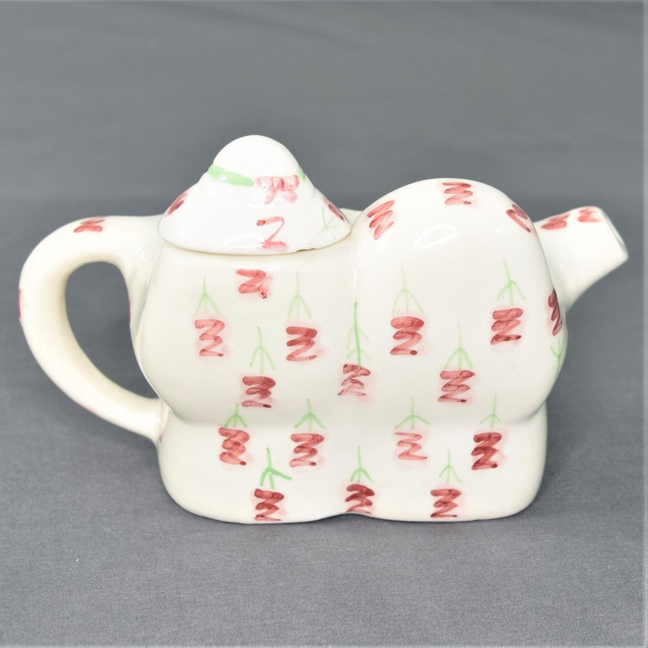 Vintage TeaNee Miniature Teapot Cat on Floral Sofa... Depop