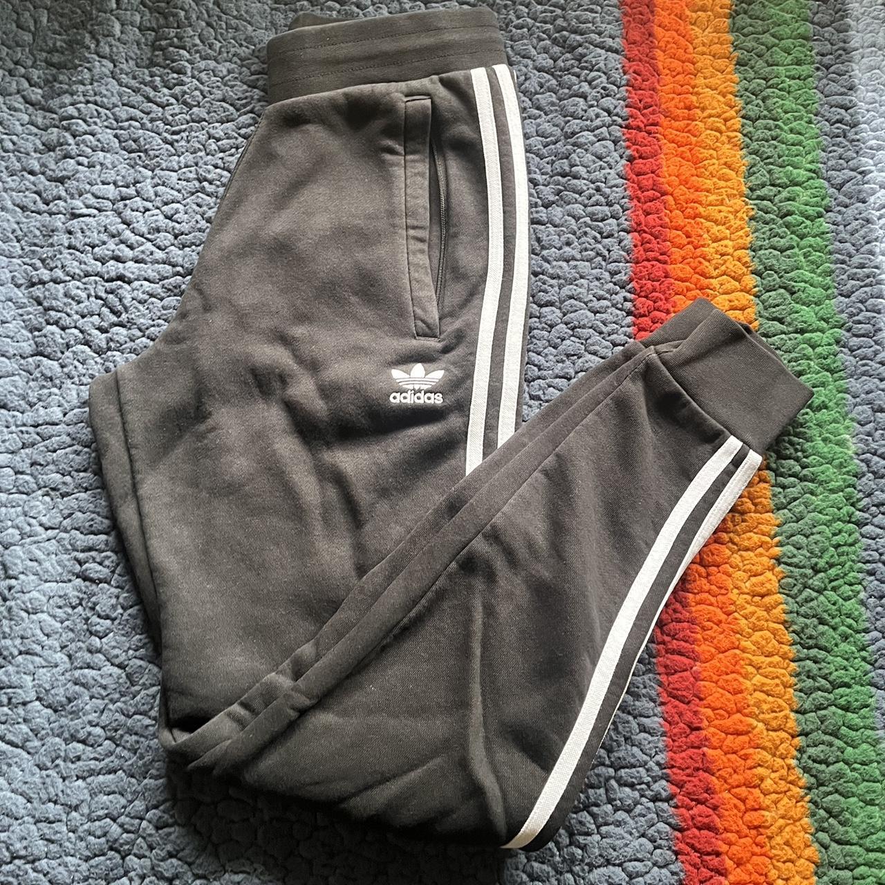 Adidas sweatpants outlet with zipper pockets