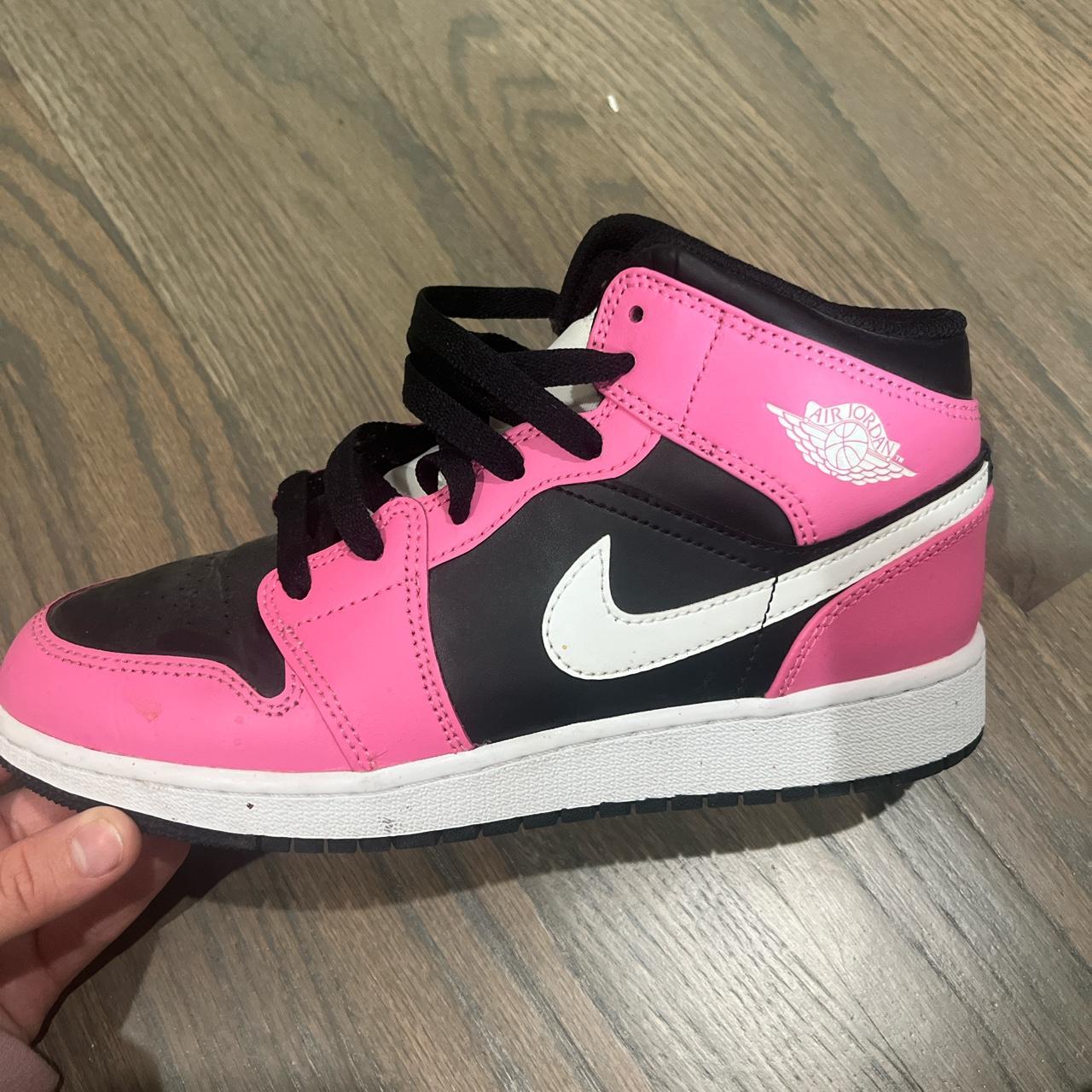 Nike Women's Pink and Black Trainers | Depop