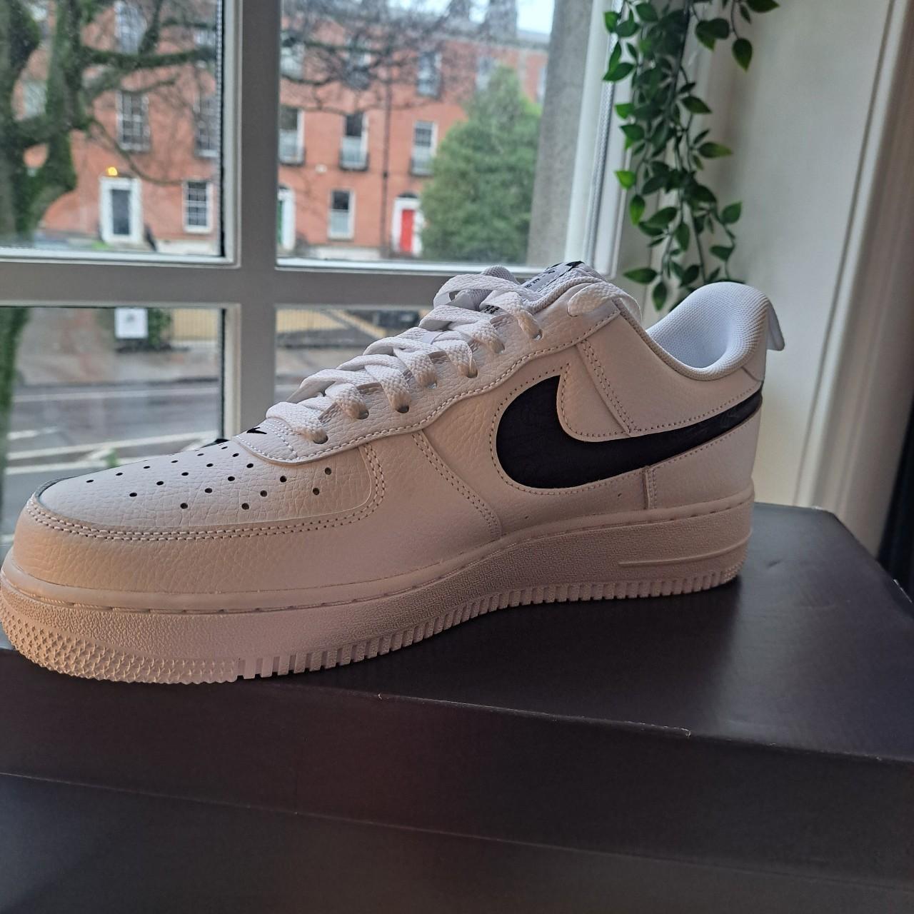 Nike air force 1 white and black tick best sale