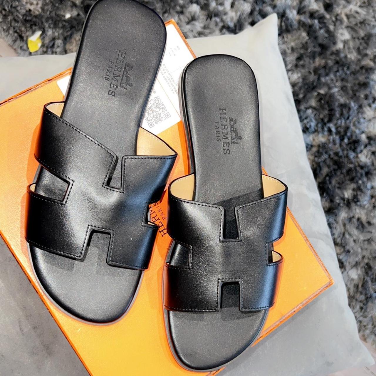 Hermes Men's Black Slippers | Depop