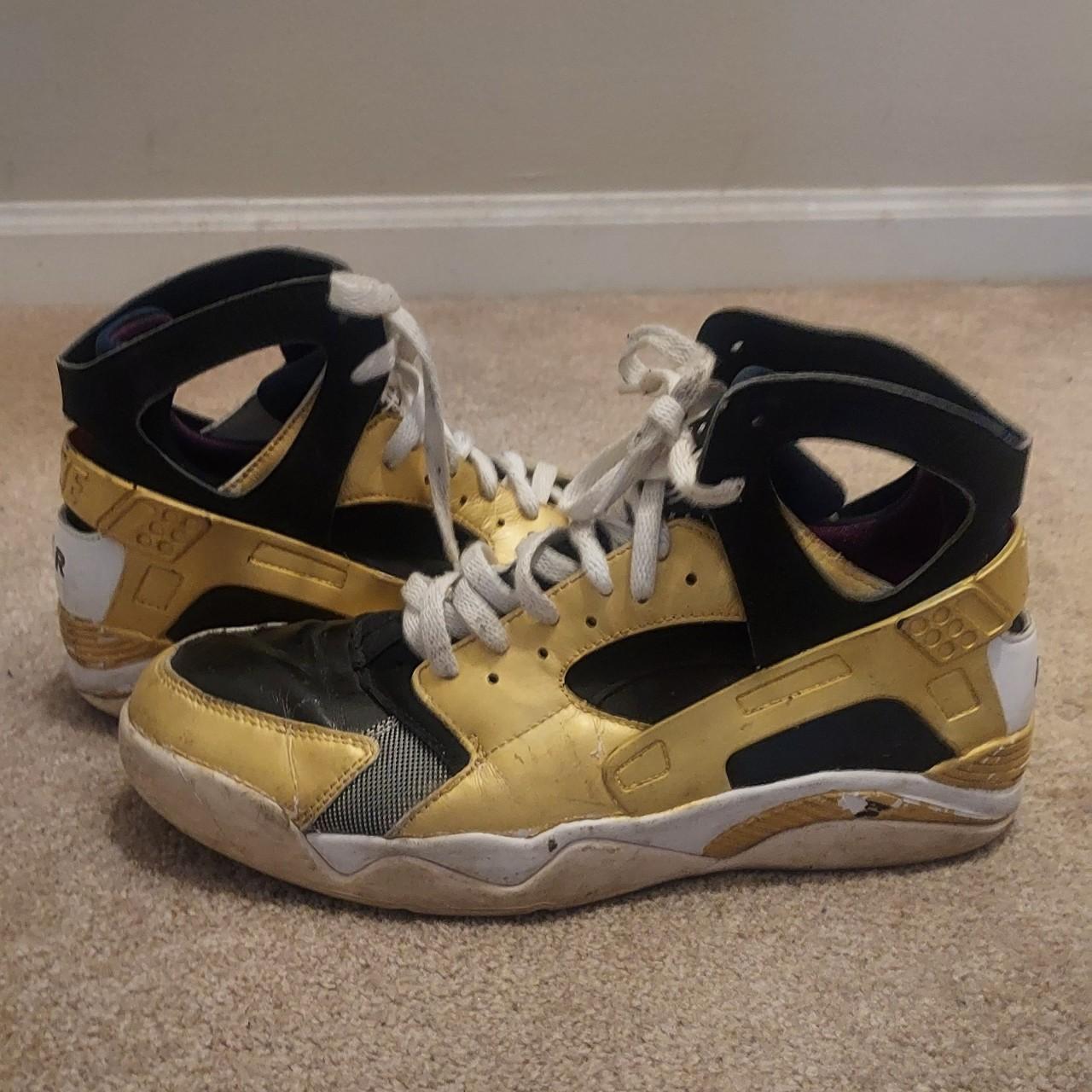huaraches gold and black