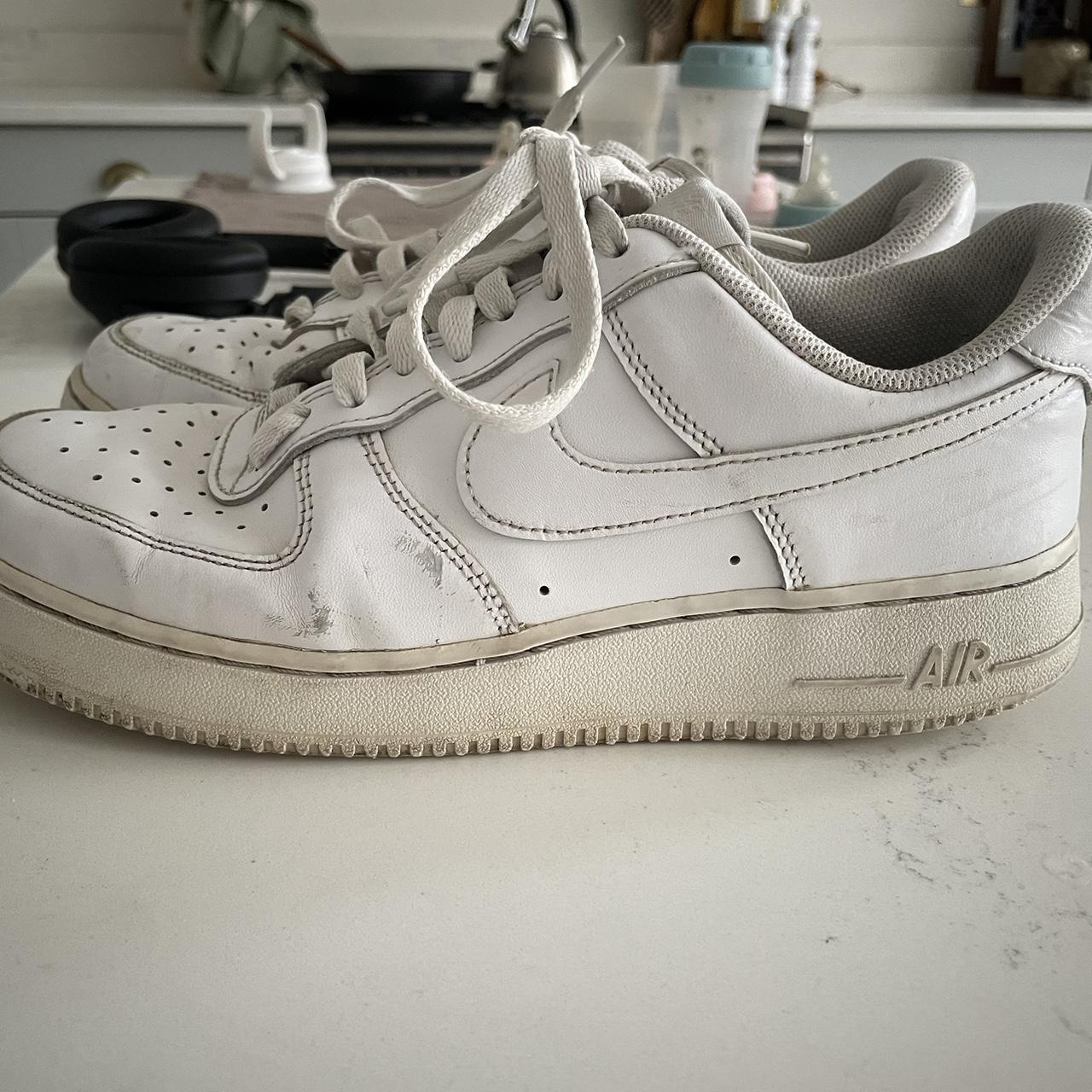 white airforce 1s size 4
