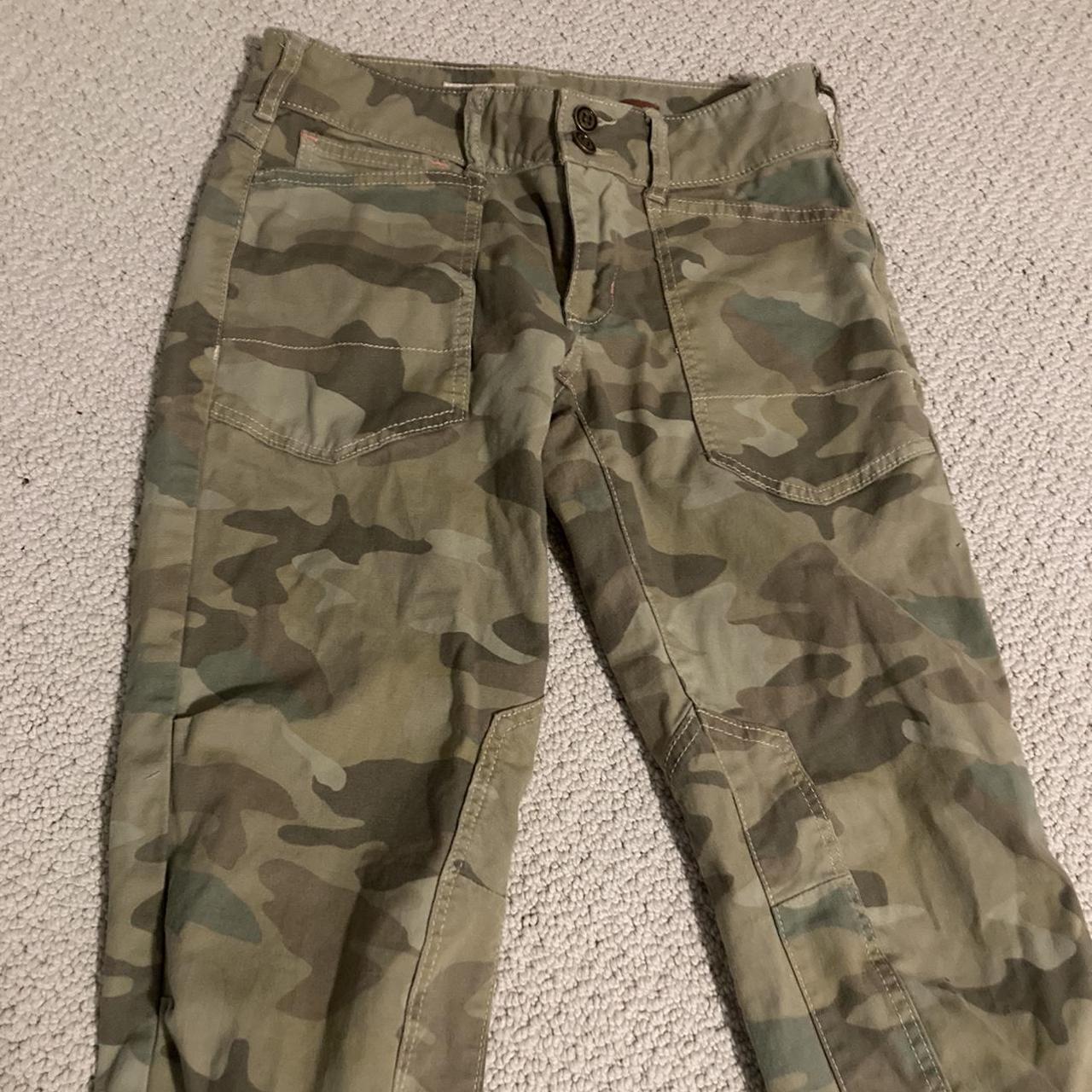 Pilcro mid rise camo pants with a pink detailing. - Depop