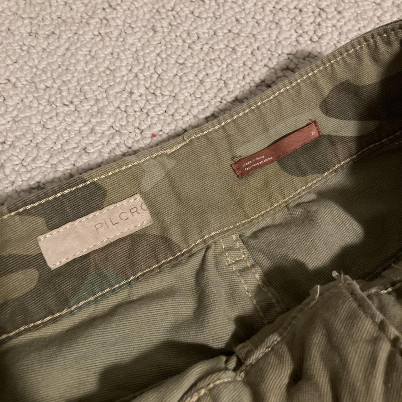 Pilcro mid rise camo pants with a pink detailing. - Depop