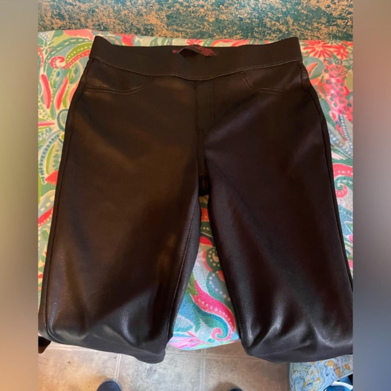 No Boundaries Faux Leather Leggings Size M, The look