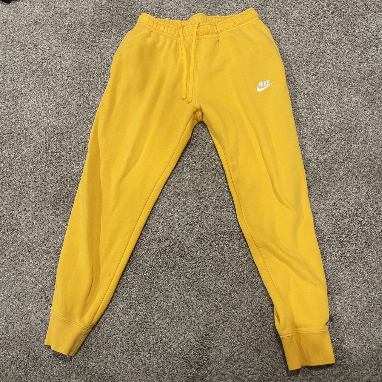 Nike discount joggers yellow