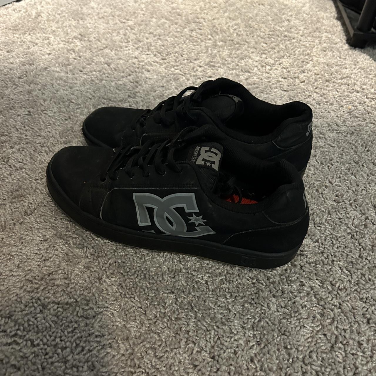 Black dc shoes with grey logo Size 9 /10 - Depop