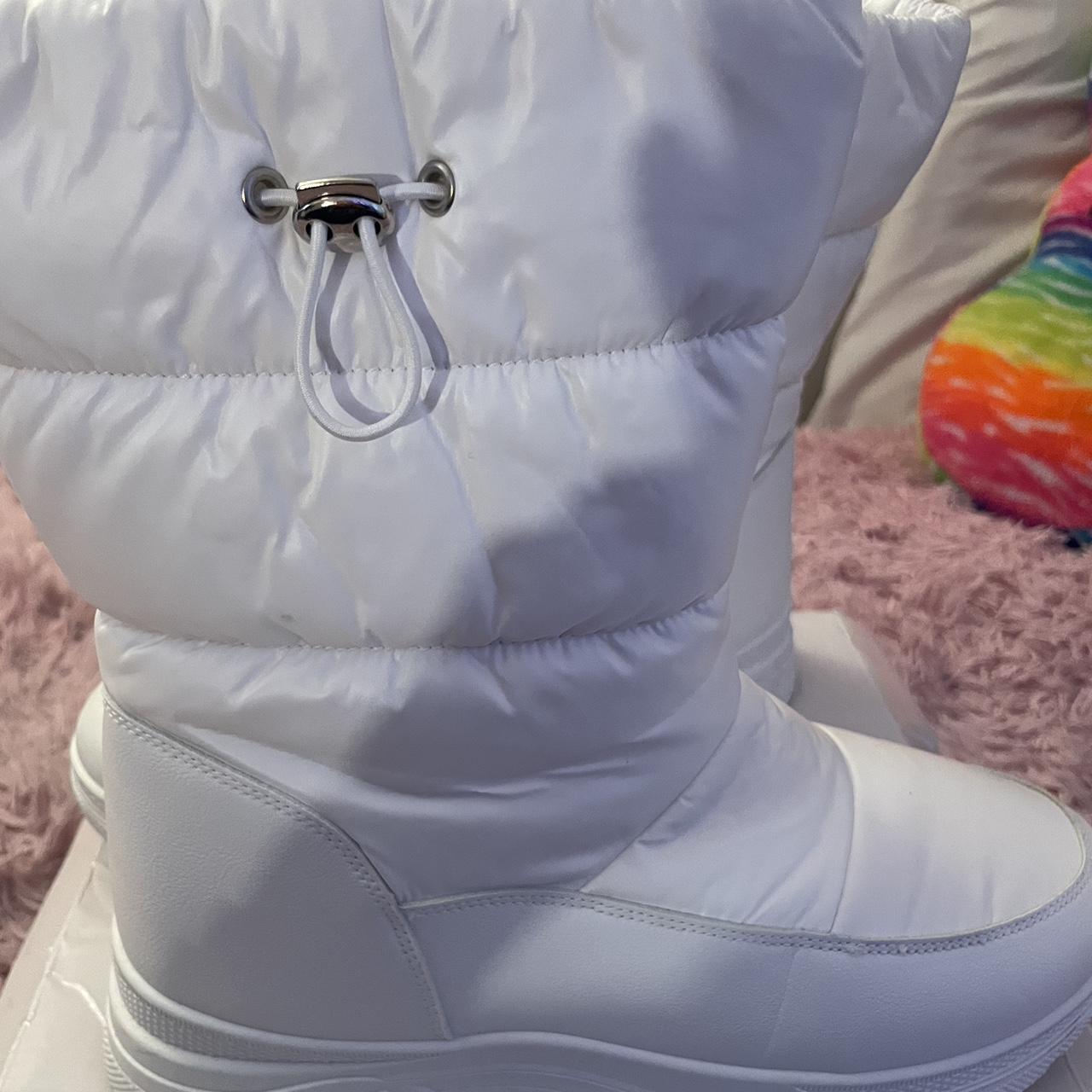 y2k white snow boots!! size 9 zipper super... Depop