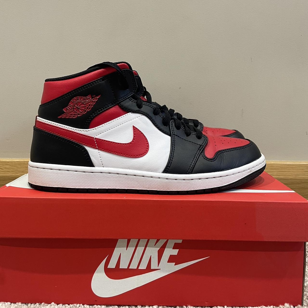 nike air jordan clutch bred
