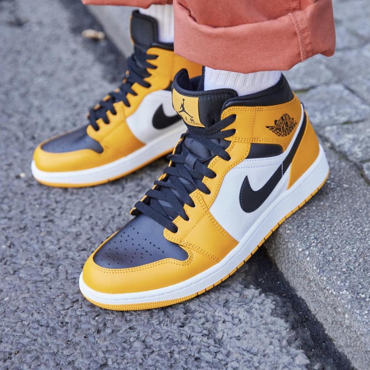 Air Jordan 1 Mid Taxi Neuve jamais port?� 42 - Depop
