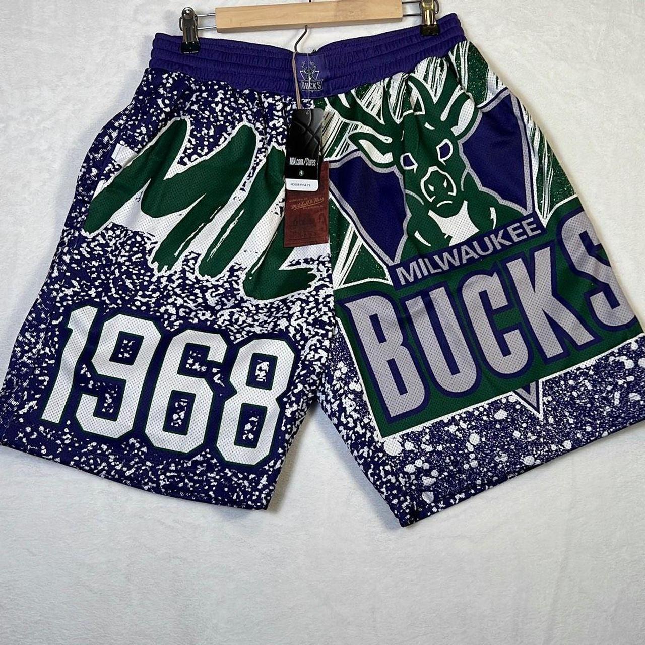 Mitchell and shops Ness bucks shorts size L