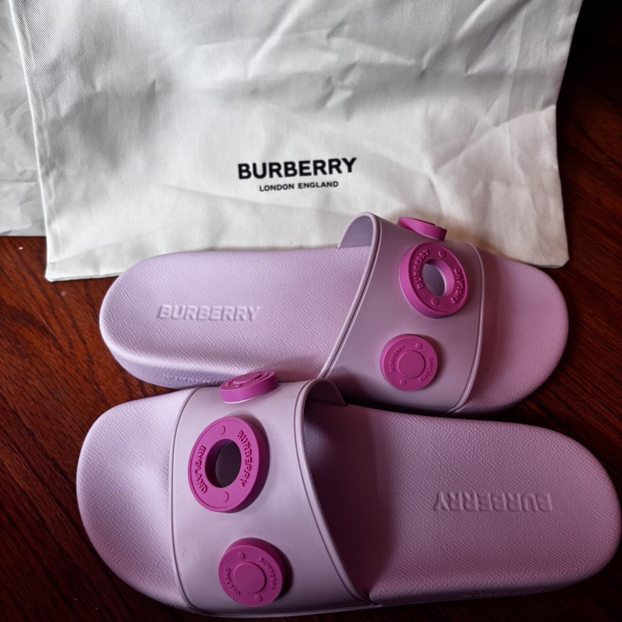 【BURBERRY】lady's ロゴ入りスリッパ 超人気！！pinkカラー Never Worn Pink Burberry Logo Graphic Rubber Slide🩷. | Depop